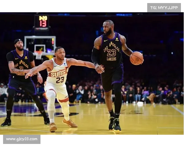 震撼全场NBA激烈对决现场画面瞬间捕捉球员激情与比赛高潮 震撼全场NBA激烈对决现场画面瞬间捕捉球员激情与比赛高潮